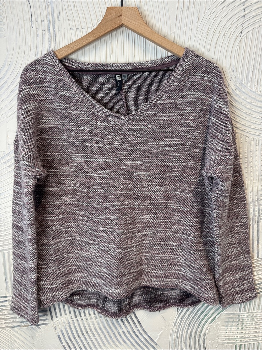 Kut from the Kloth Marled V‑Neck Sweater in Mauve and White N0636